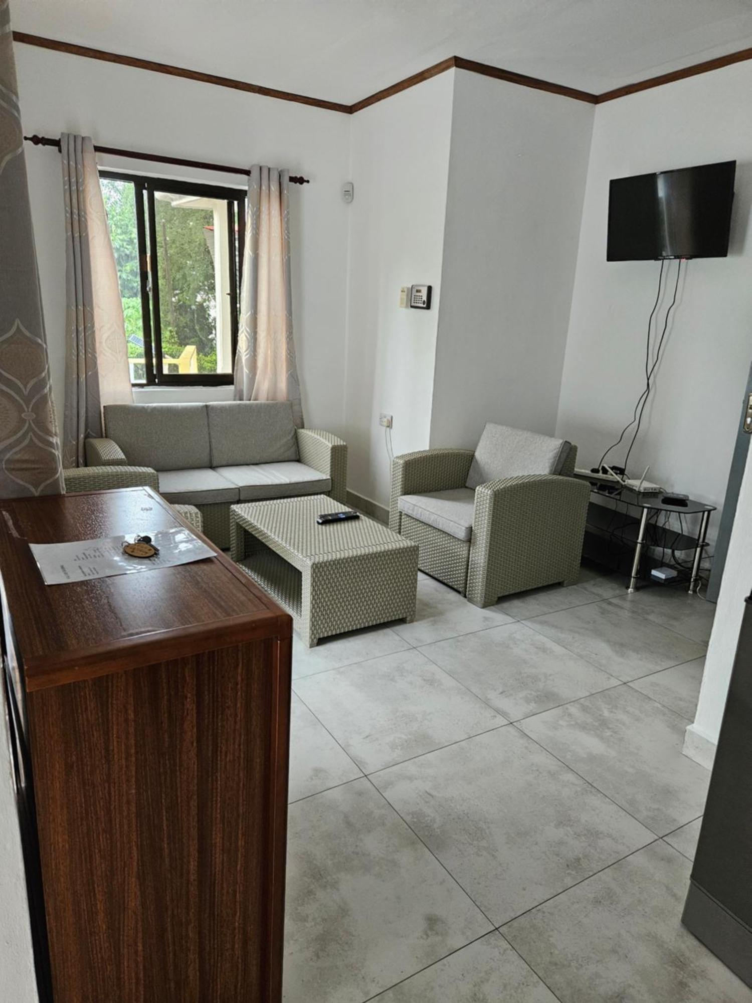 E&E Self Catering Hotel Beau Vallon  Exterior photo